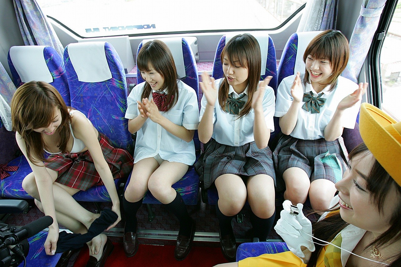 Японская школьница в короткой юбке оседлала резиновый дилдо после школы
